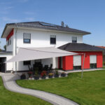 sonnensegel-ueber-der-terrasse-im-garten
