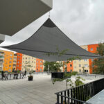 Sonnensegel-manuell-aufrollbar-dachterrasse-grau