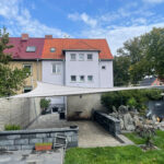 Graues Sonnensegel manuell aufrollbar