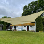 Sonnensegel manuell aufrollbar auf der Wiese