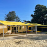 Manuell aufrollbares Sonnensegel gelb