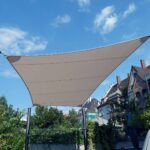 klassisches-sonnensegel-ueber-einem-hof