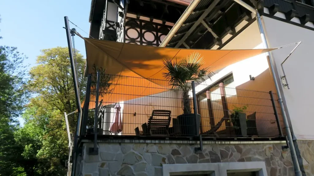 Sonnenschutz für den Balkon in orange