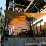 Sonnenschutz für den Balkon in orange