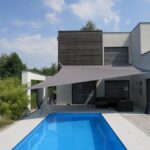 sonnensegel-an-gebaeude-mit-swimmingpool