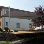 Manuell aufrollbares Sonnensegel über Terrasse