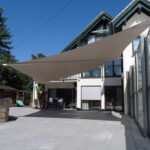 Sonnensegel vollautomatisch aufrollbar im Hof