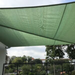 Grünes Sonnensegel auf Balkon