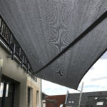 Graues Sonnensegel auf Balkon