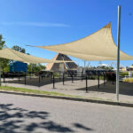 Sonnensegel manuell aufrollbar vor Belantis