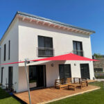 Rotes Sonnensegel automatisch aufrollbar